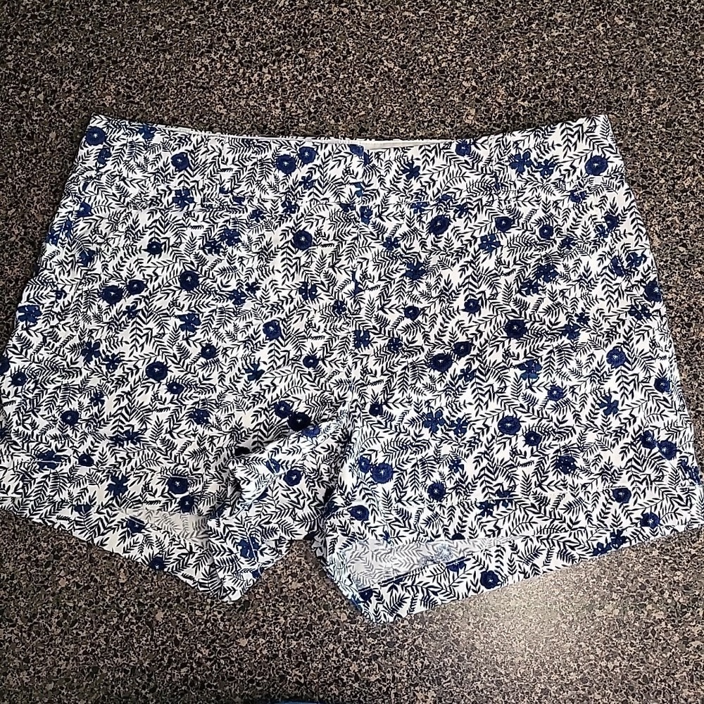 J. CREW 3.5" Classic Chino Shorts Ivory Antique Navy Floral Womens 6‎